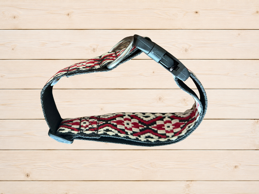 🐶 Handgemaakte Hondenhalsband – Berry Aztec