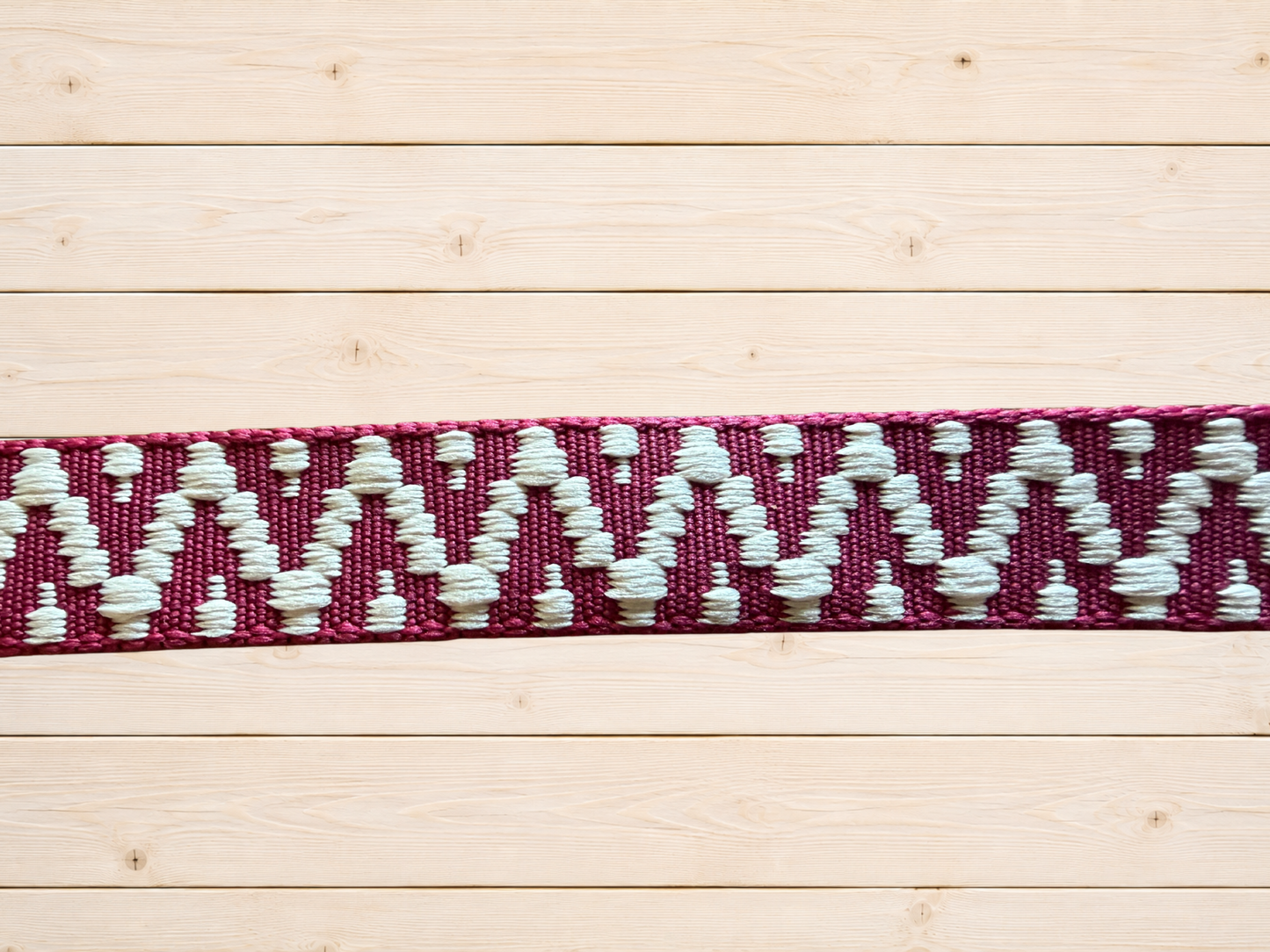 🐶 Handgemaakte Hondenhalsband – Bordeaux met Wit
